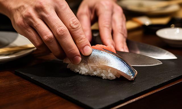 赤倉温泉の寿司店で新潟の魚を握る職人の手元